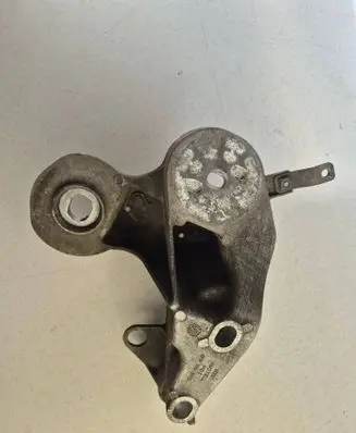 Engine mounting bracket