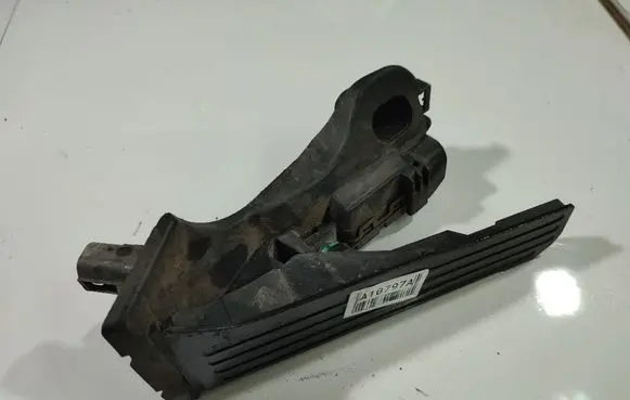 Accelerator throttle pedal