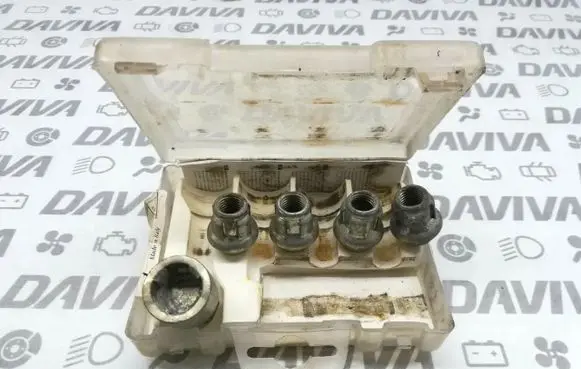 Renault Megane II Anti-theft wheel nuts and lock 7711221177