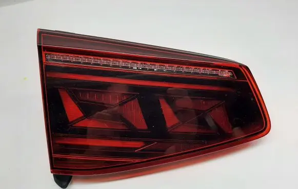Tailgate rear/tail lights