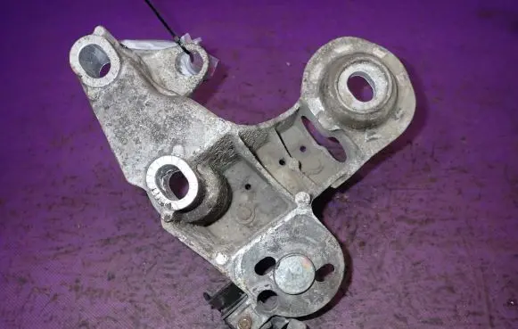 Skoda Superb B5 (3U) Engine mounting bracket 8E0199352F