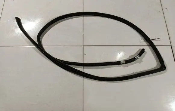 Toyota Corolla Verso AR10 Rubber seal front coupe door 