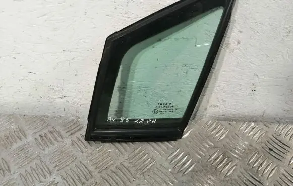 Toyota Avensis T270 Front door vent window glass four-door 6812605010 6821605010D