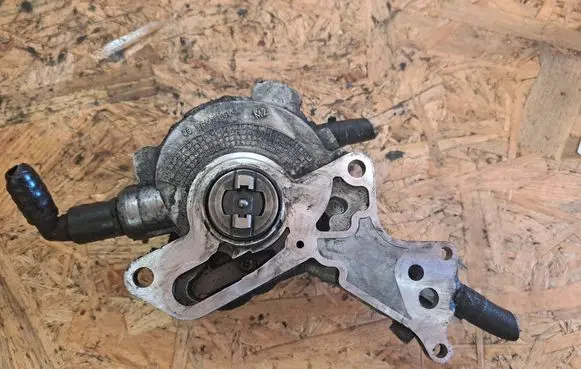 Volkswagen PASSAT B5.5 Vacuum pump 038145209E 040324C