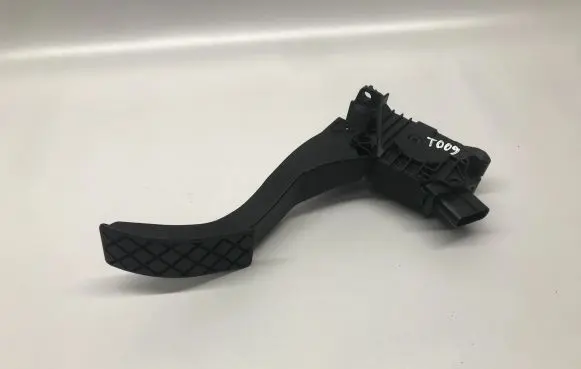 Volkswagen Jetta VII Accelerator throttle pedal 5QM723503