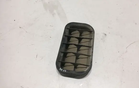 Volkswagen PASSAT B5.5 Quarter panel pressure vent 4A0819181