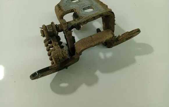 Fiat Freemont Rear door lower hinge 