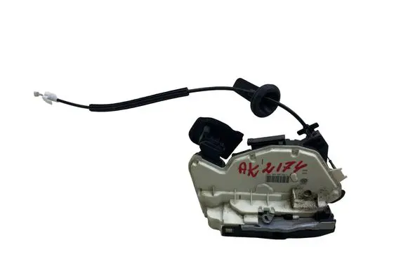 Volkswagen Golf VII Front door lock 5K1837016E