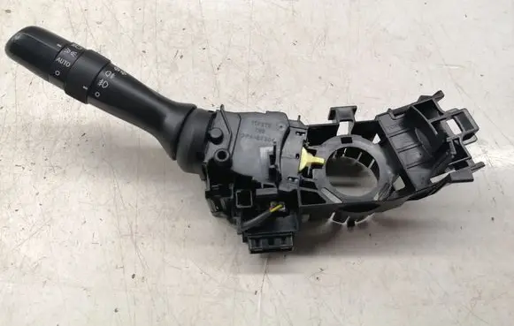 Toyota Avensis T270 Indicator stalk 8414005190 0519017F373