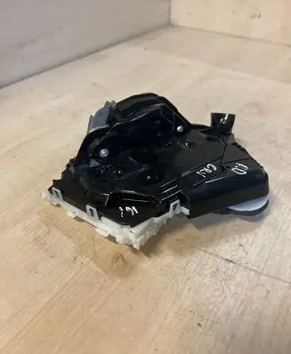 Honda CR-V Front door lock 72111T0AA200