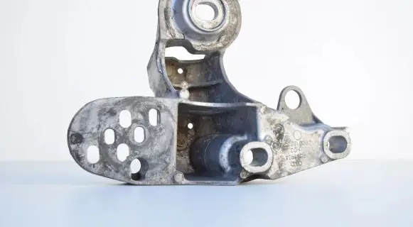 Audi A4 S4 B7 8E 8H Engine mounting bracket 8E0199351