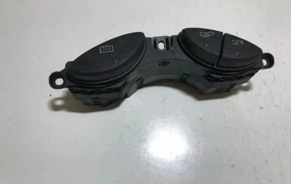 Ford Focus Windscreen/window heater switch d3l0a