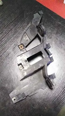 Headlight/headlamp mounting bracket