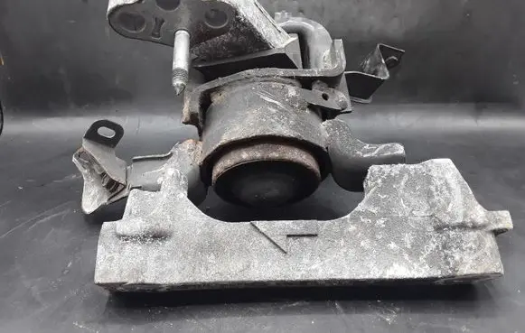 Toyota Avensis T270 Engine mount bracket NOCODE