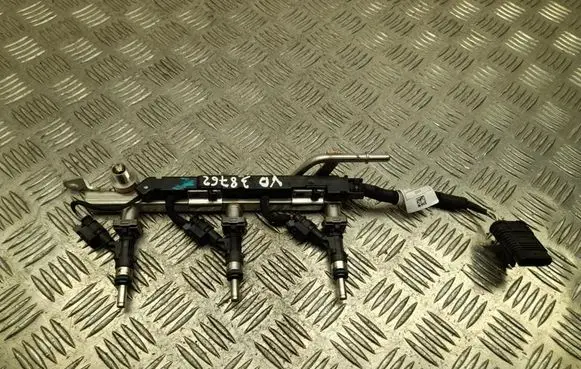 BMW 2 Active Tourer U06 Fuel distributor 8489638