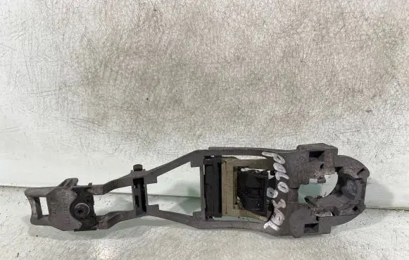 Volkswagen Polo Rear door exterior handle/bracket 3b0837885886