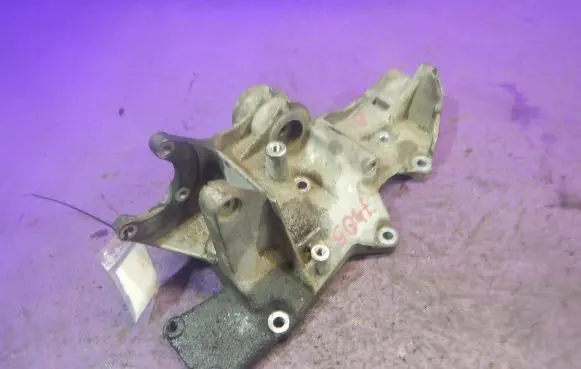 Volkswagen PASSAT B5 Generator/alternator bracket 06B903143K