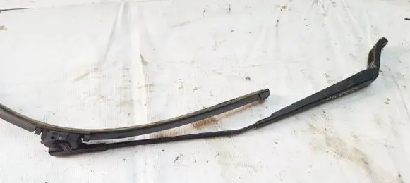 Peugeot 407 Front wiper blade arm