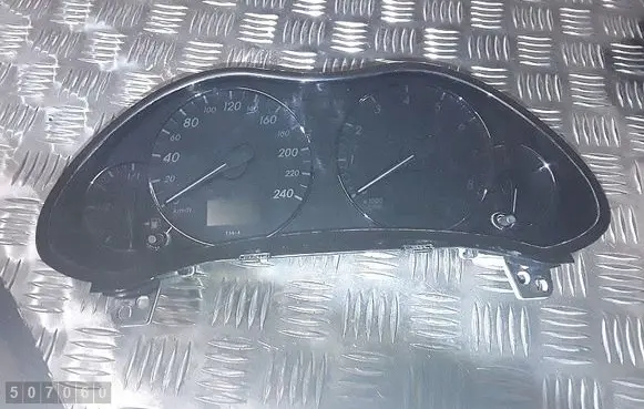 Toyota Avensis T220 Speedometer (instrument cluster) 8380005570h