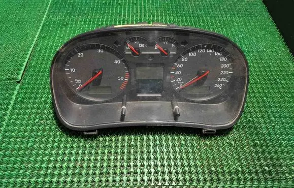 Volkswagen Golf IV Speedometer (instrument cluster) 1J0920825C 301100000555