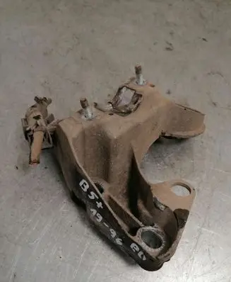 Volkswagen PASSAT B5.5 Engine mounting bracket