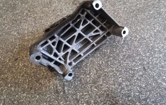 Opel Astra J Engine mounting bracket 55565439