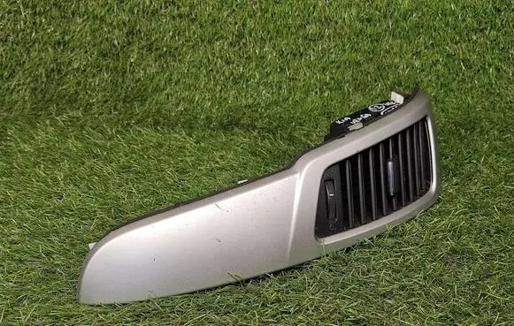 KIA Venga Dashboard side air vent grill/cover trim 847751P000