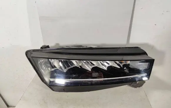 Skoda Octavia Mk4 Headlight/headlamp 5E4941016 LE18A6418
