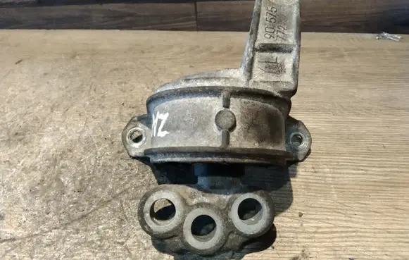 Opel Zafira A Engine mount bracket 90575772