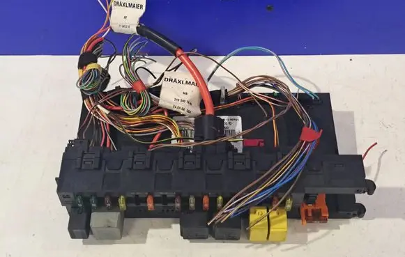 Mercedes-Benz CLS C219 Fuse module 2115405310 2195407405