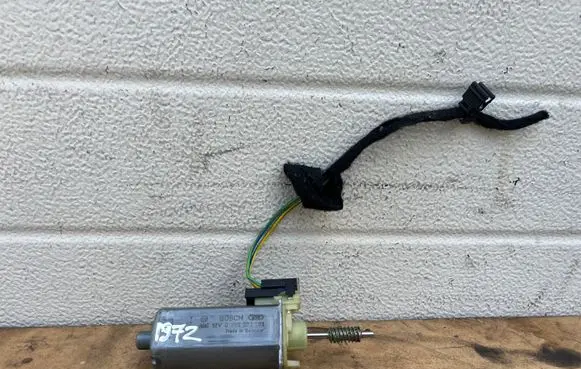 Mercedes-Benz E W211 Seat adjustment motor 0390203001