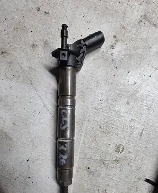 Mercedes-Benz CLS C219 Fuel injector A642070
