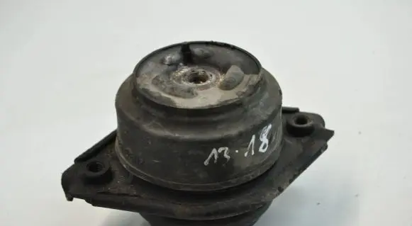 Mercedes-Benz R W251 Engine mount bracket A2512404117