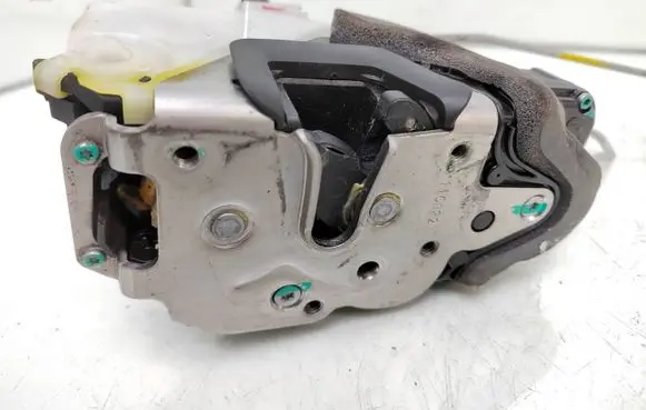 Chevrolet Orlando Front door lock 13578277 11C022 3023880