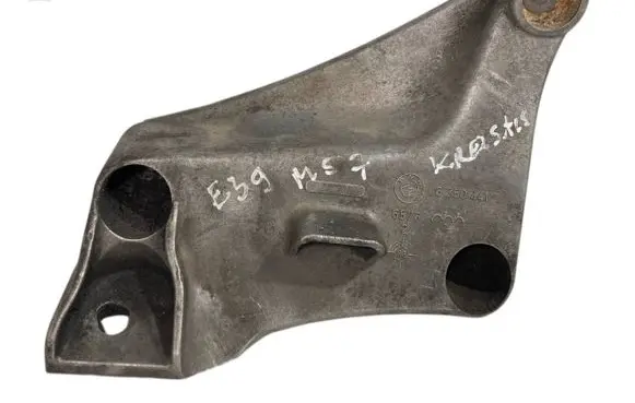 BMW 5 E39 Engine mounting bracket 6750441