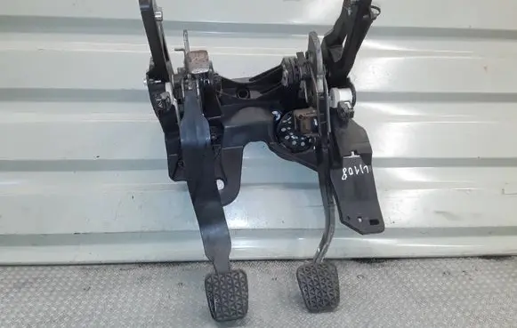 Opel Astra J Pedal assembly 