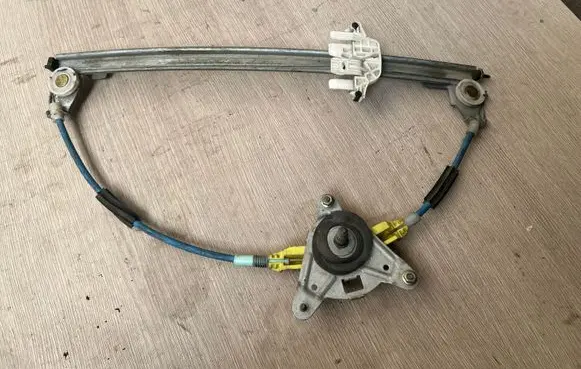Rear door manual window regulator