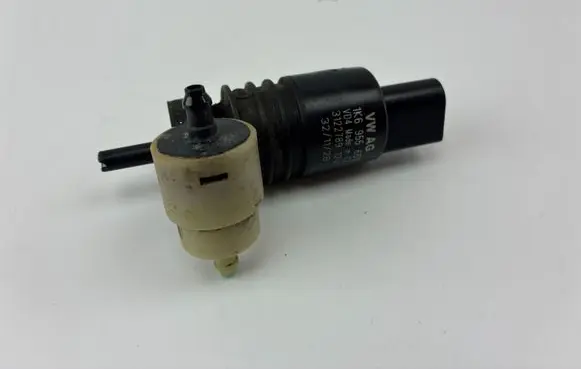 Volkswagen PASSAT B7 Windscreen/windshield washer pump 1K6955651