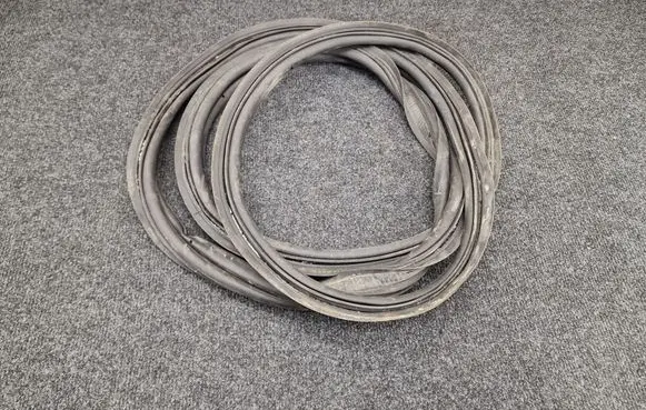 Trunk rubber seal (body)