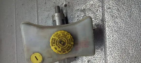 Audi A6 Allroad C5 Brake fluid reservoir 
