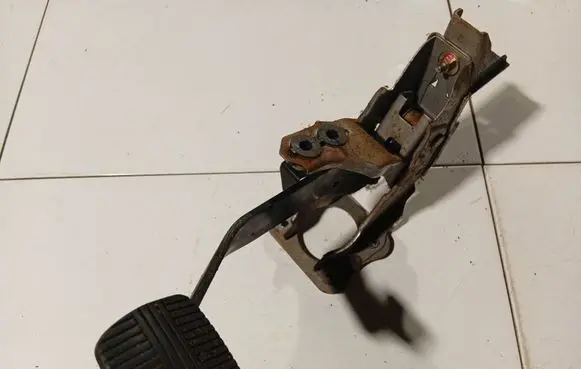 Nissan Primera Brake pedal