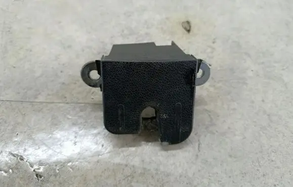 Volkswagen PASSAT B6 Tailgate lock latch 