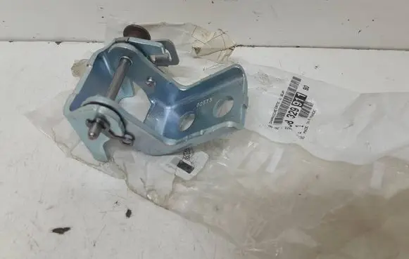 Opel Mokka B Front door upper hinge 9832991180 025T3