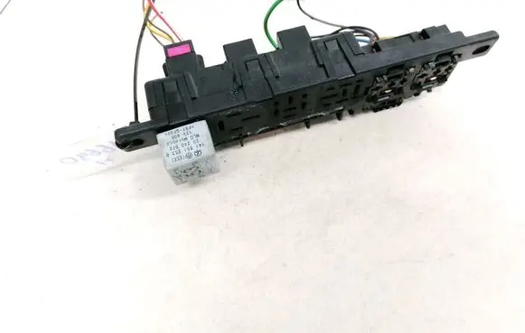 Volkswagen PASSAT B5 Fuse box set 8L0941822A 89608300