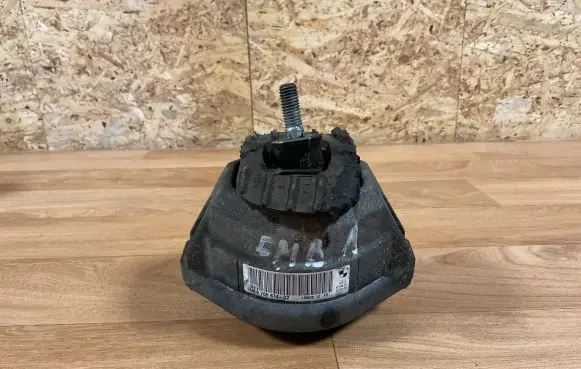 BMW 5 E60 E61 Engine mount bracket 6769874