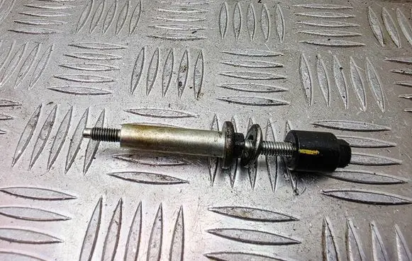 Mazda 6 Fuel Injector clamp holder 