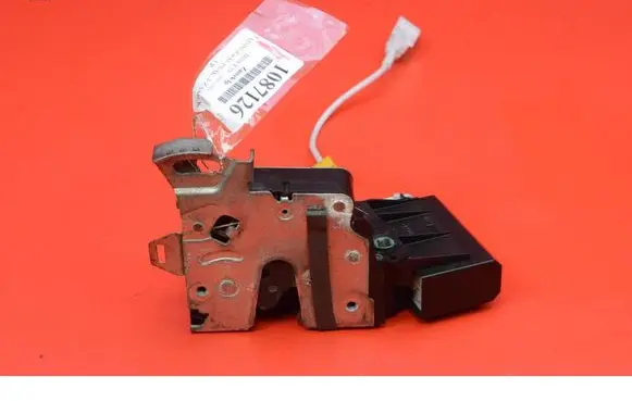 BMW 5 E39 Front door lock 8235113