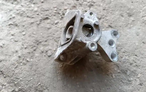 Honda Civic Engine mount bracket
