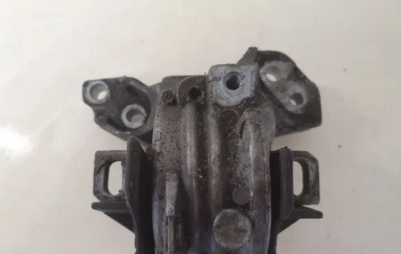 Citroen C5 Engine mount bracket