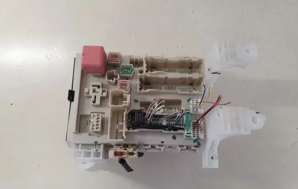 Toyota Avensis T270 Fuse module 8273005150B 13988K18